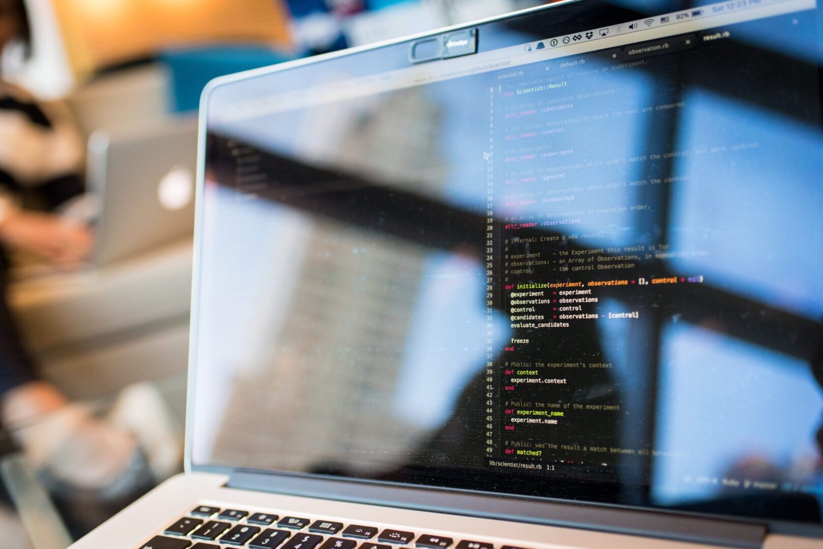 Code op een laptop in een werkomgeving